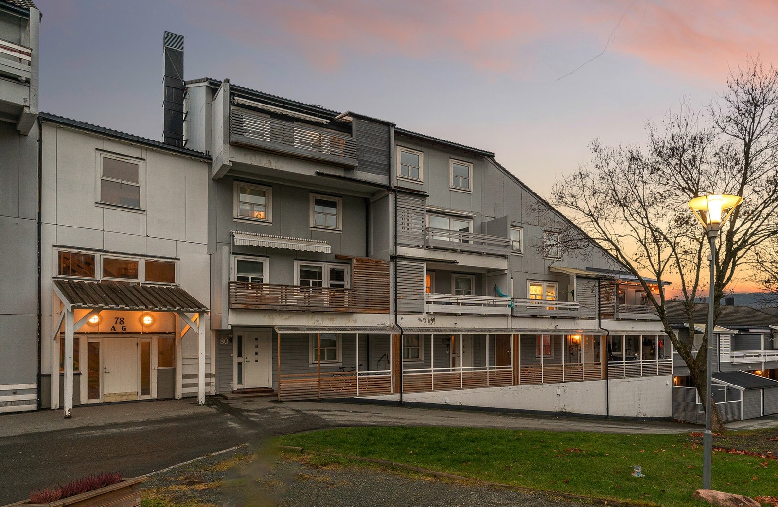 Fra eiendommer er det kort vei til både Tiller og Trondheim sentrum. Området har også gode bussforbindelser. Galleribilde