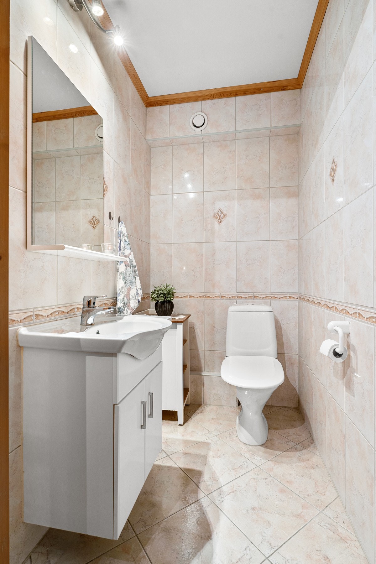 Flislagt toalettrom med servant. Galleribilde