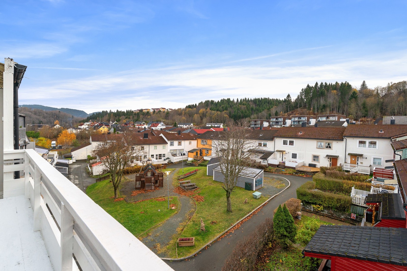 Utsikt mot lekeplassen og grønne fellesarealer. Galleribilde