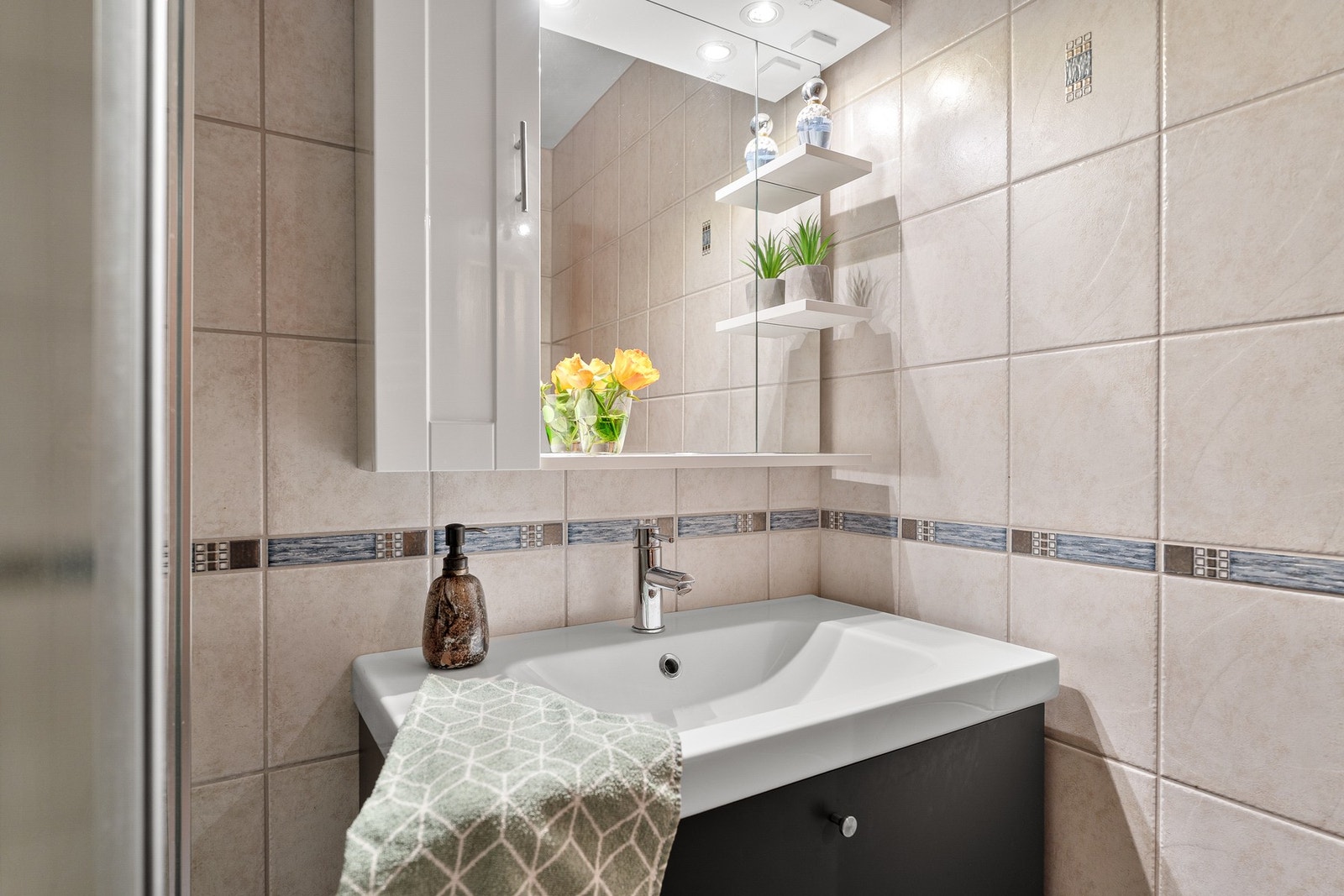 Oppbevaringsløsninger i underskap og overskap. Galleribilde