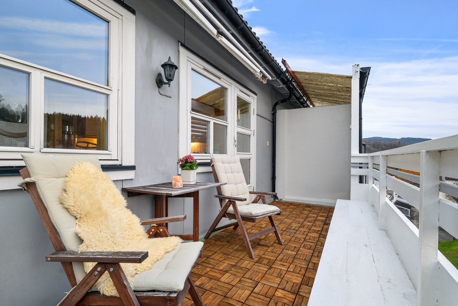 Skjermet beliggenhet i øverste etasje. Galleribilde