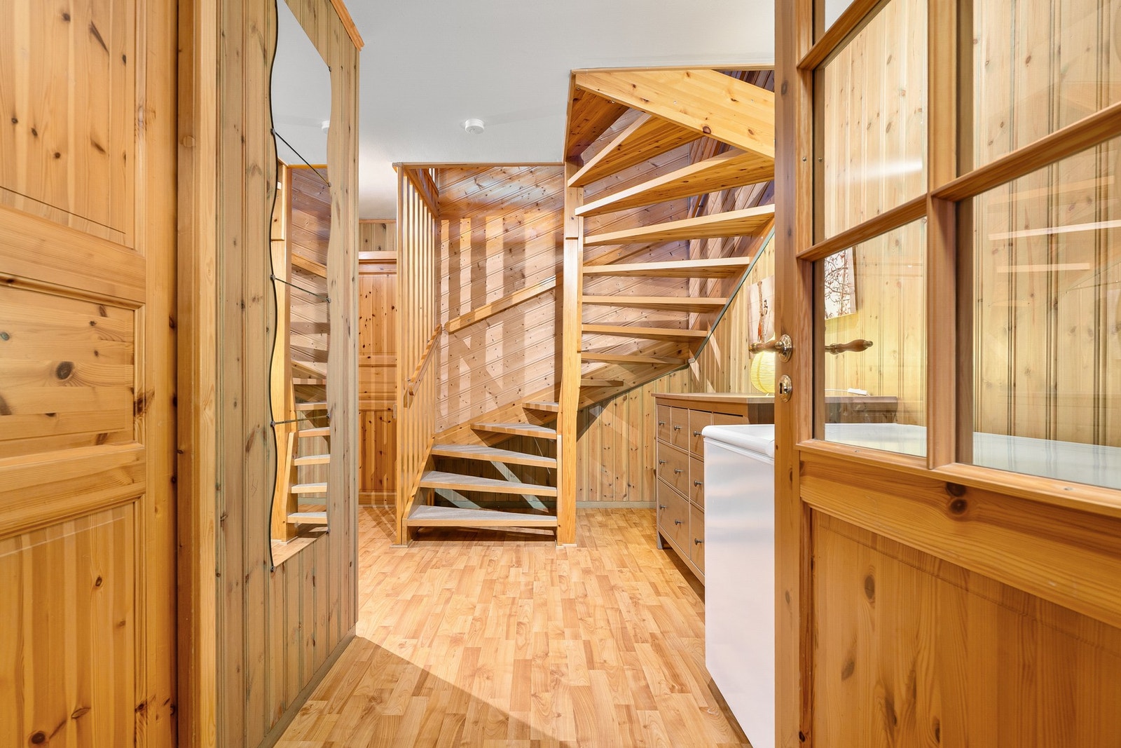 Ved inngangsdøren finner vi boligens tre soverom, toalettrom og bad. Galleribilde