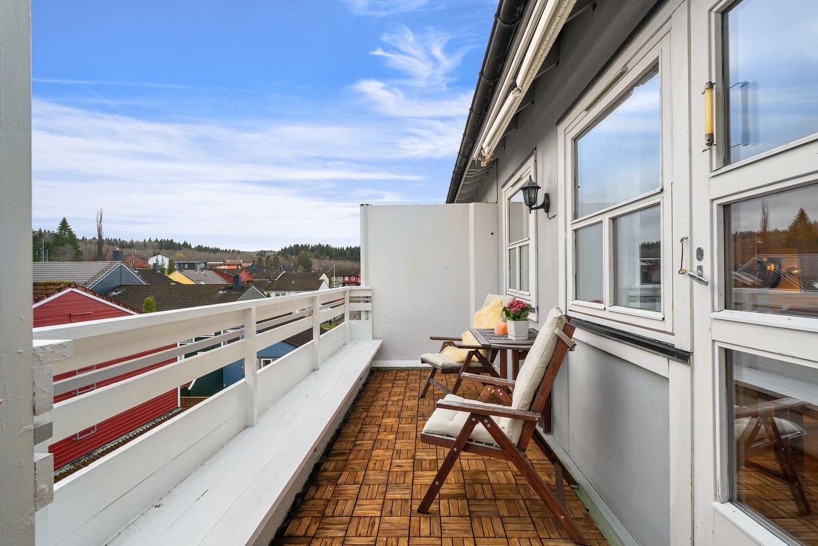 Fra kjøkkenet er det utgang til en sørvendt balkong med ypperlige solforhold. Galleribilde