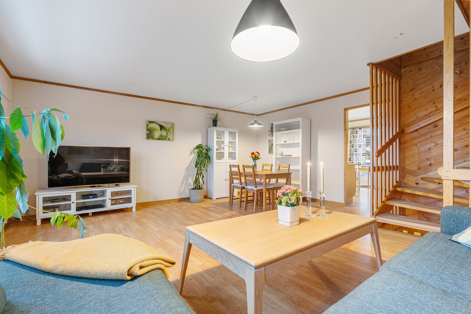 Flott og romslig 4-roms leilighet over tre plan med herlige sol- og utsiktsforhold. Galleribilde