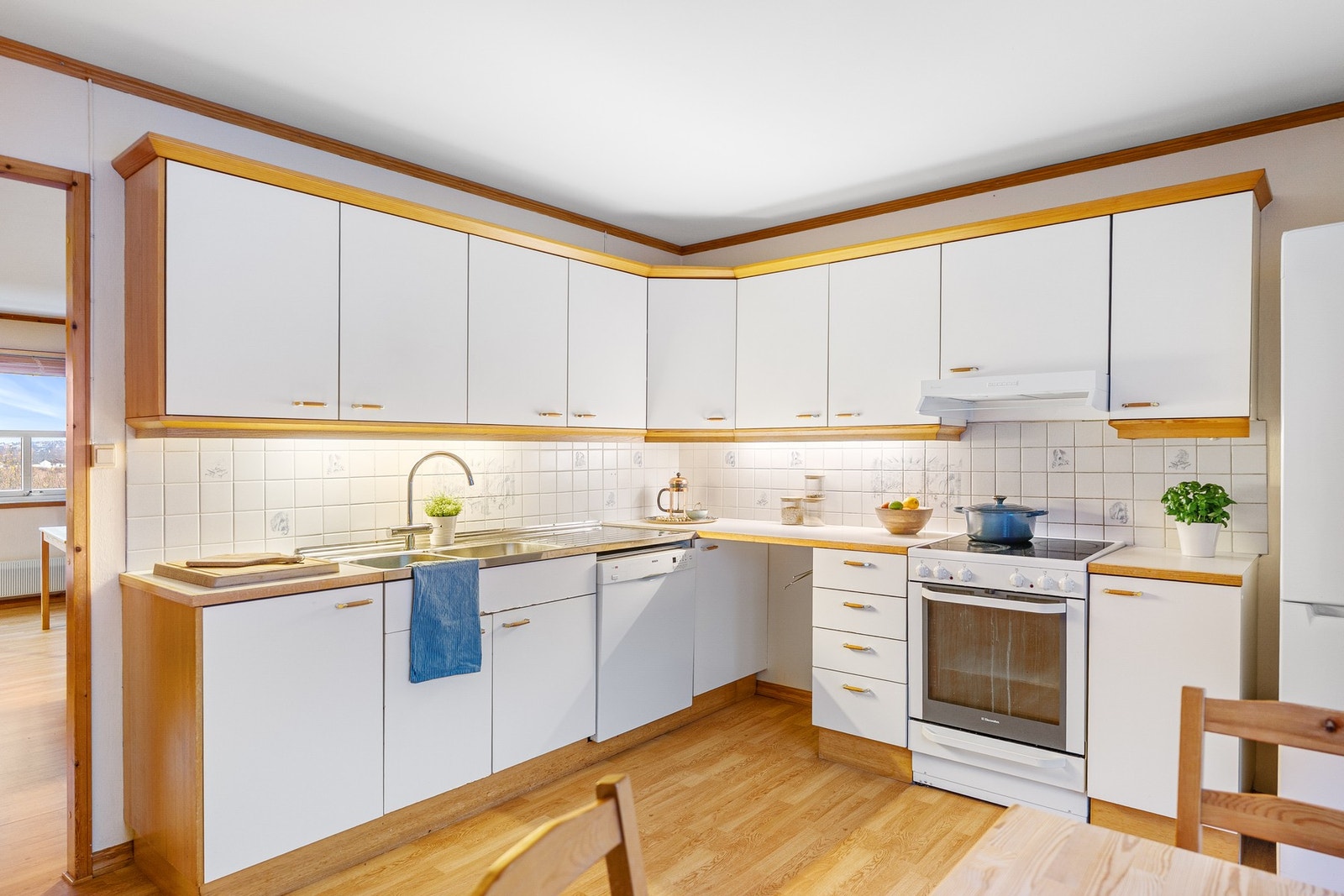 Kjøkkenets utforming gir plass til matlaging sammen med hele familien. Galleribilde