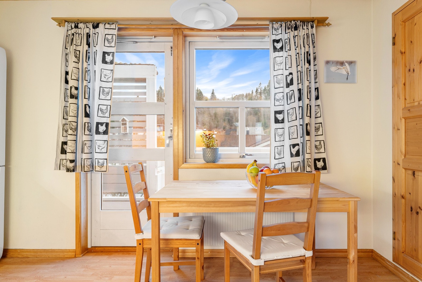 Muligheter for å innrede med et koselig frokostbord med utsikt over nabolaget. Galleribilde