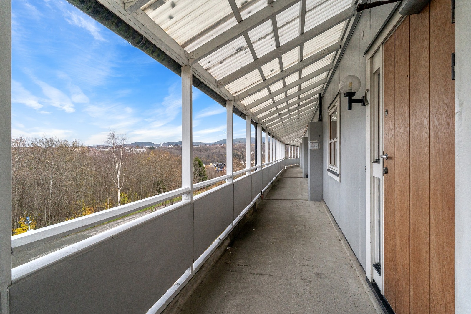 Overbygd inngangsparti - perfekt så man slipper f.eks snø rett fremfor døra. Galleribilde