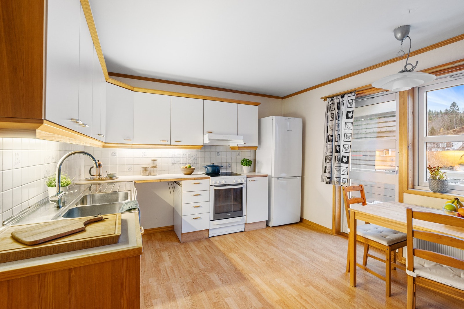 Flott kjøkken på 13 kvm med mye skap- og benkeplass. Galleribilde