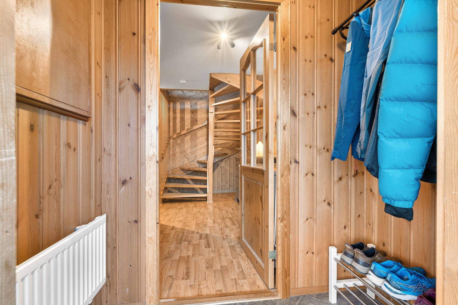 Innbydende entré med muligheter for oppheng av yttertøy. Galleribilde