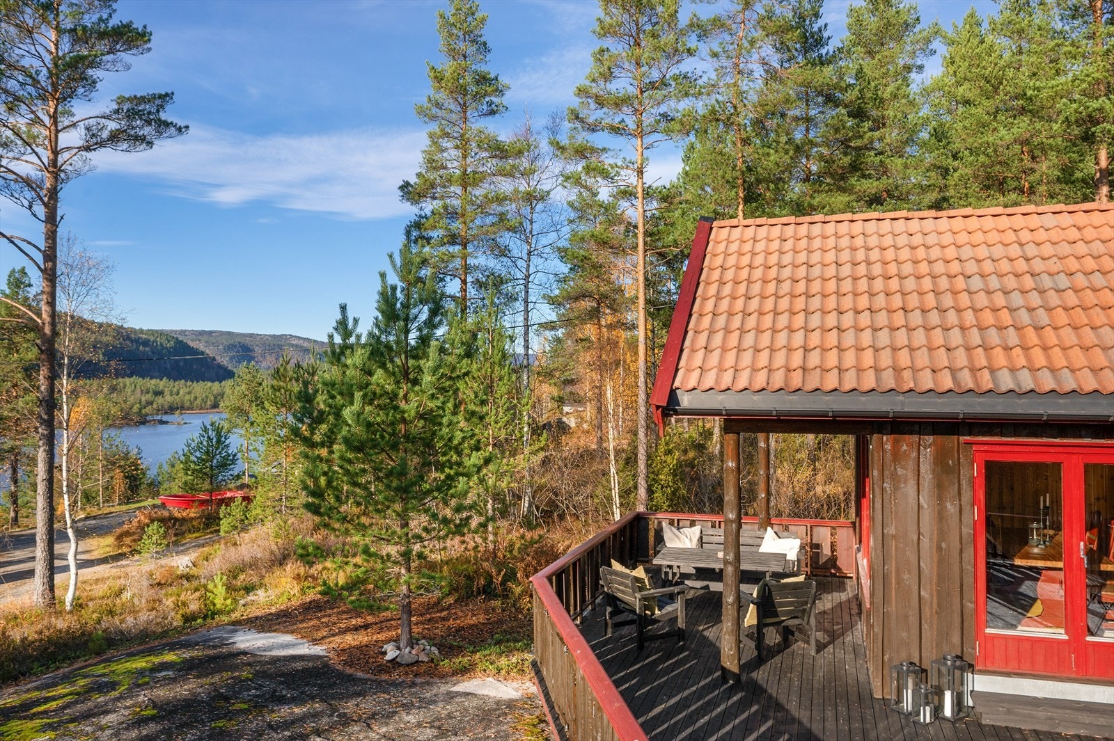 En fantastisk koselig og romslig hytte beliggende i vakre omgivelser med utsikt over Eptevann. Galleribilde