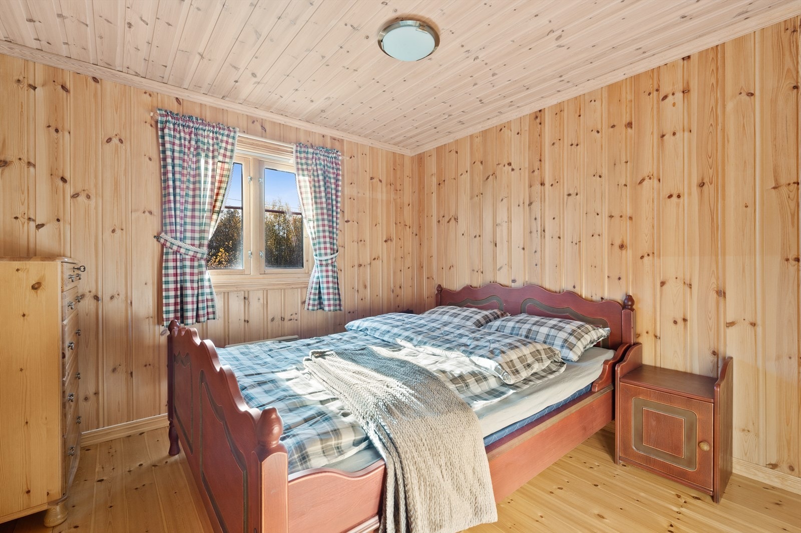 Romslig soverom med plass til alt man trenger av tilleggsmøblement. Galleribilde