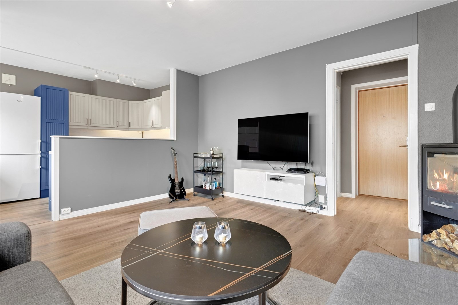 Alle vegger ble malt i 2020 og gulvet er nytt fra 2016. Galleribilde