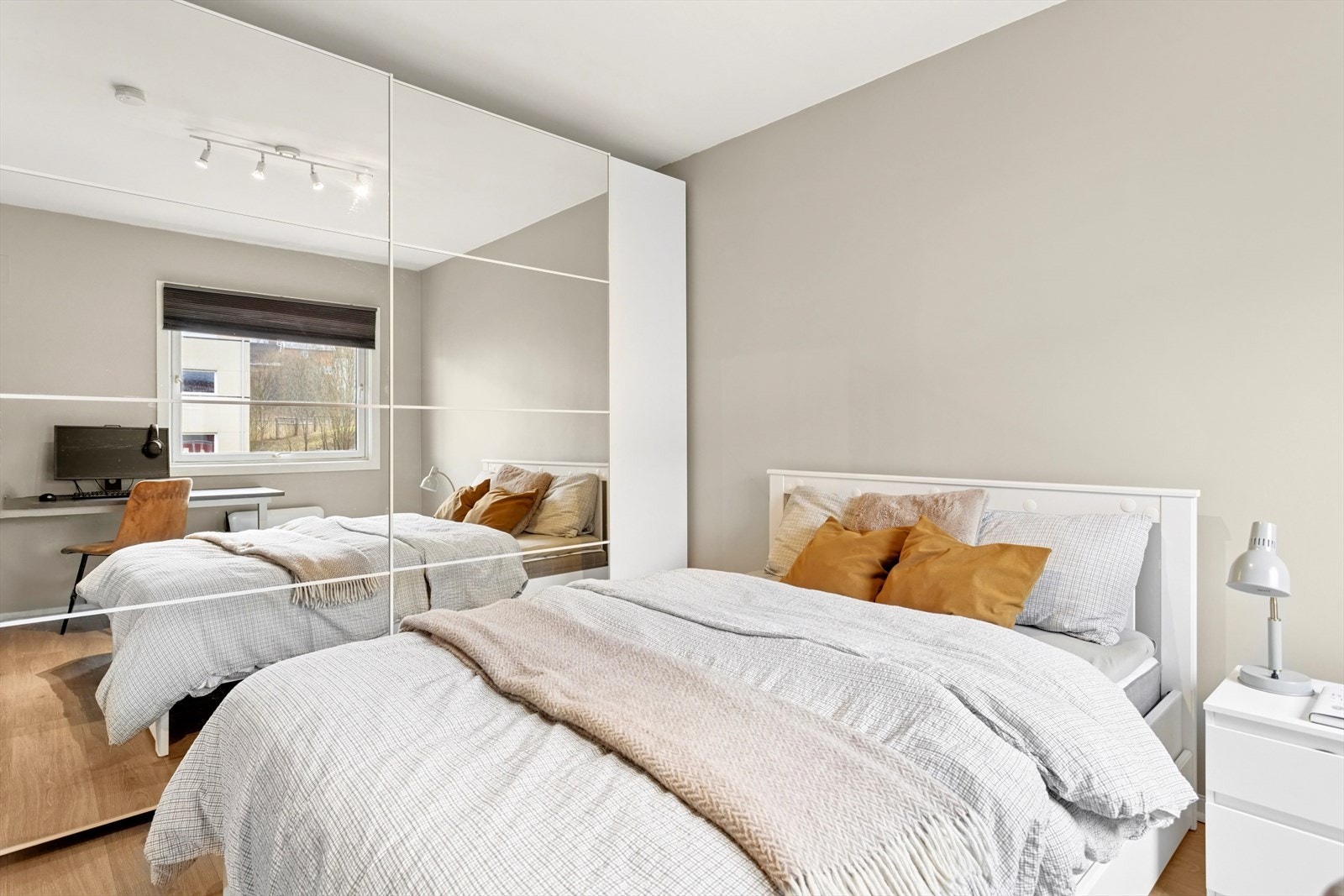 Praktisk skyvedørsgarderobe med speilfronter medfølger i handelen. Galleribilde