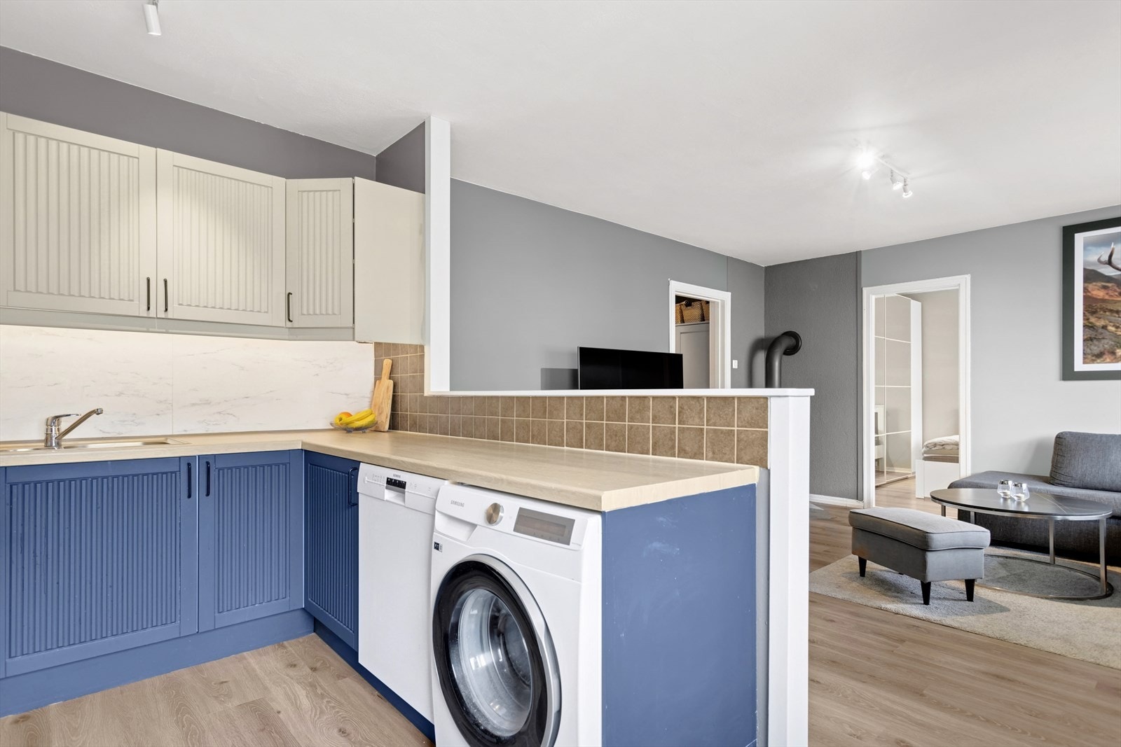 Ved renoveringen ble det åpnet delvis opp mellom kjøkken og stue, samt installert opplegg til vaskemaskin slik man slipper å bruke vaskekjelleren. Galleribilde