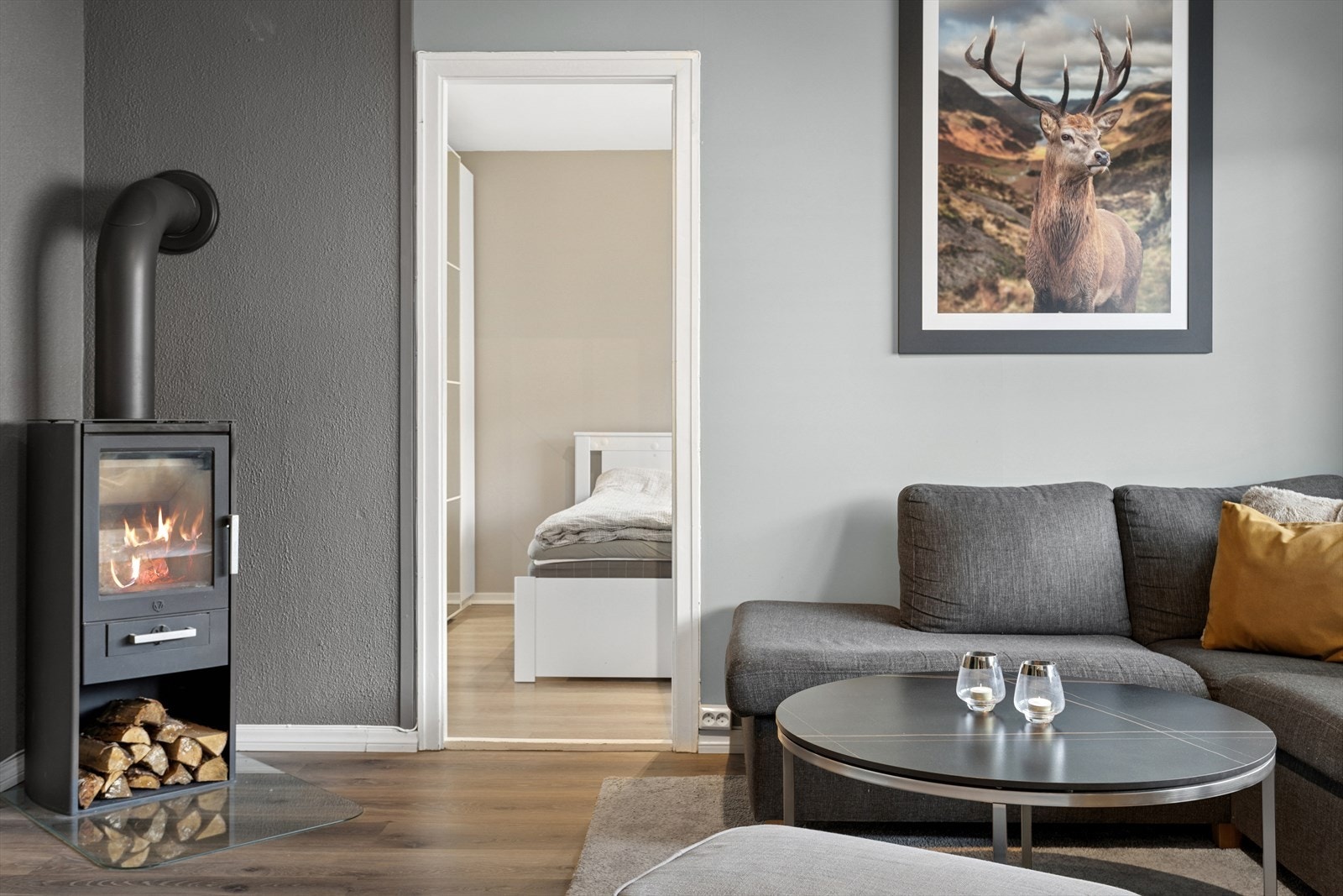 I stuen er det en lun og fin vedovn som gir deg godt med varme når temperaturene synker. Galleribilde