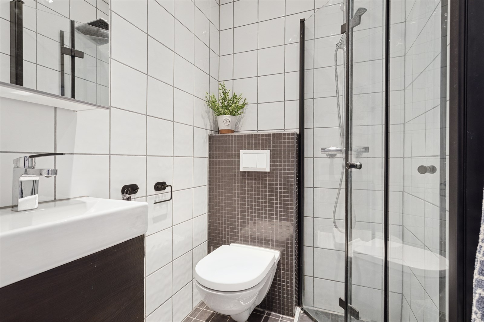 Tidløst og praktisk baderom fra 2016. Her er det fliser på vegger og gulv med varmekabler i gulvet. Galleribilde