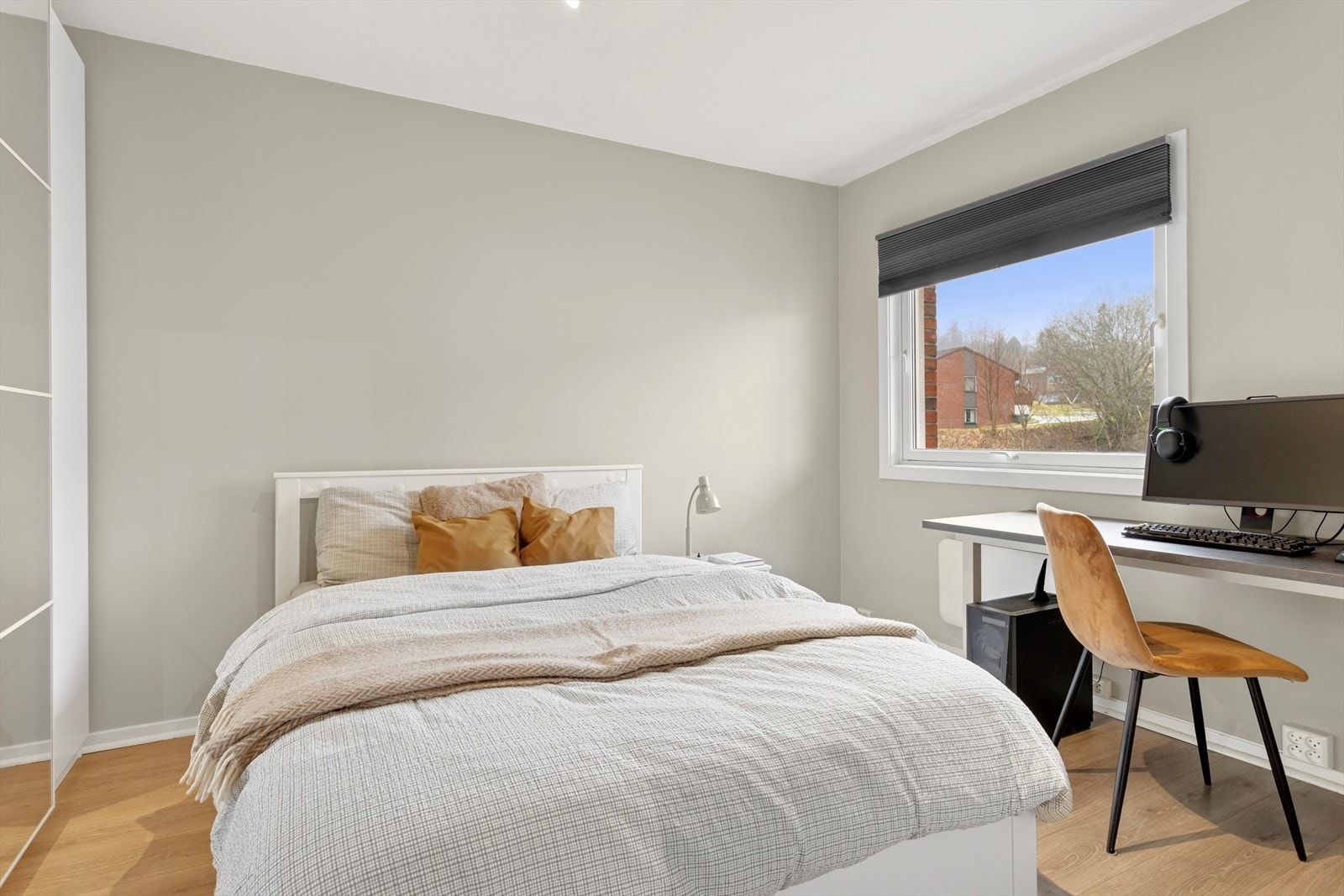 Soverommet måler ca. 12 kvm og har god plass til dobbeltseng og ønsket møblement. Galleribilde