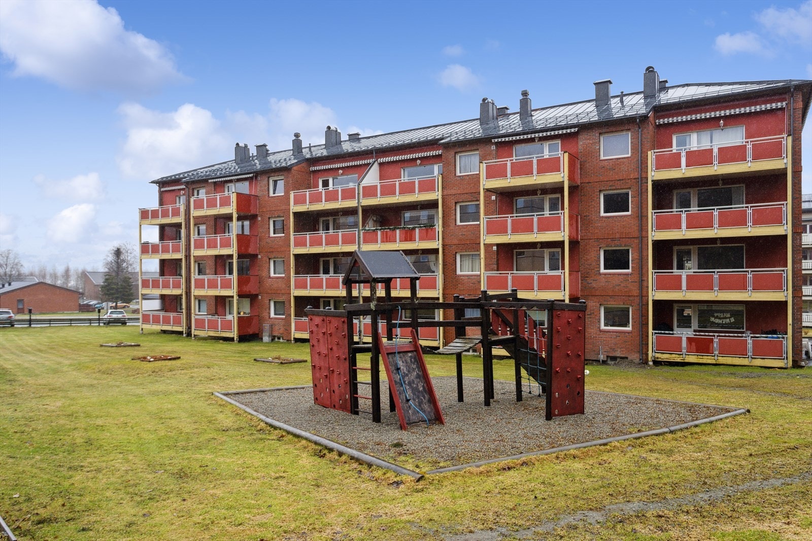 Området byr på et godt kollektivtilbud som gjør veien til sentrum kort, samt et bredt aktivitetstilbud og gode turmuligheter. Utenfor blokka har beboerne parkeringsplasser med og uten elbil-ladere. Galleribilde