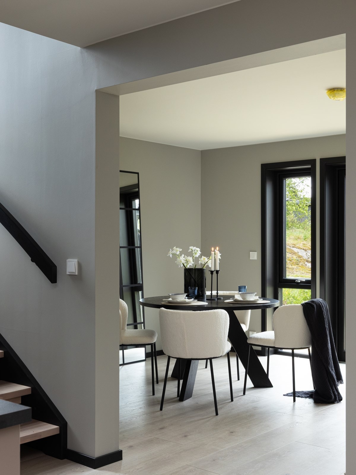 Spisegruppe i stua. Galleribilde