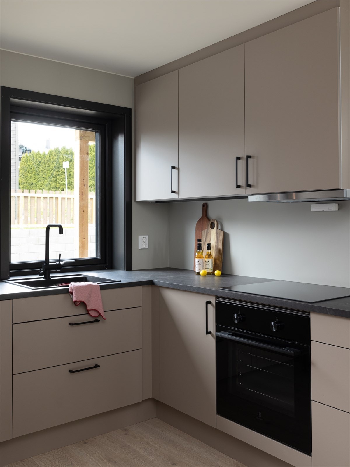 Kjøkkenet har over og underskap. Galleribilde