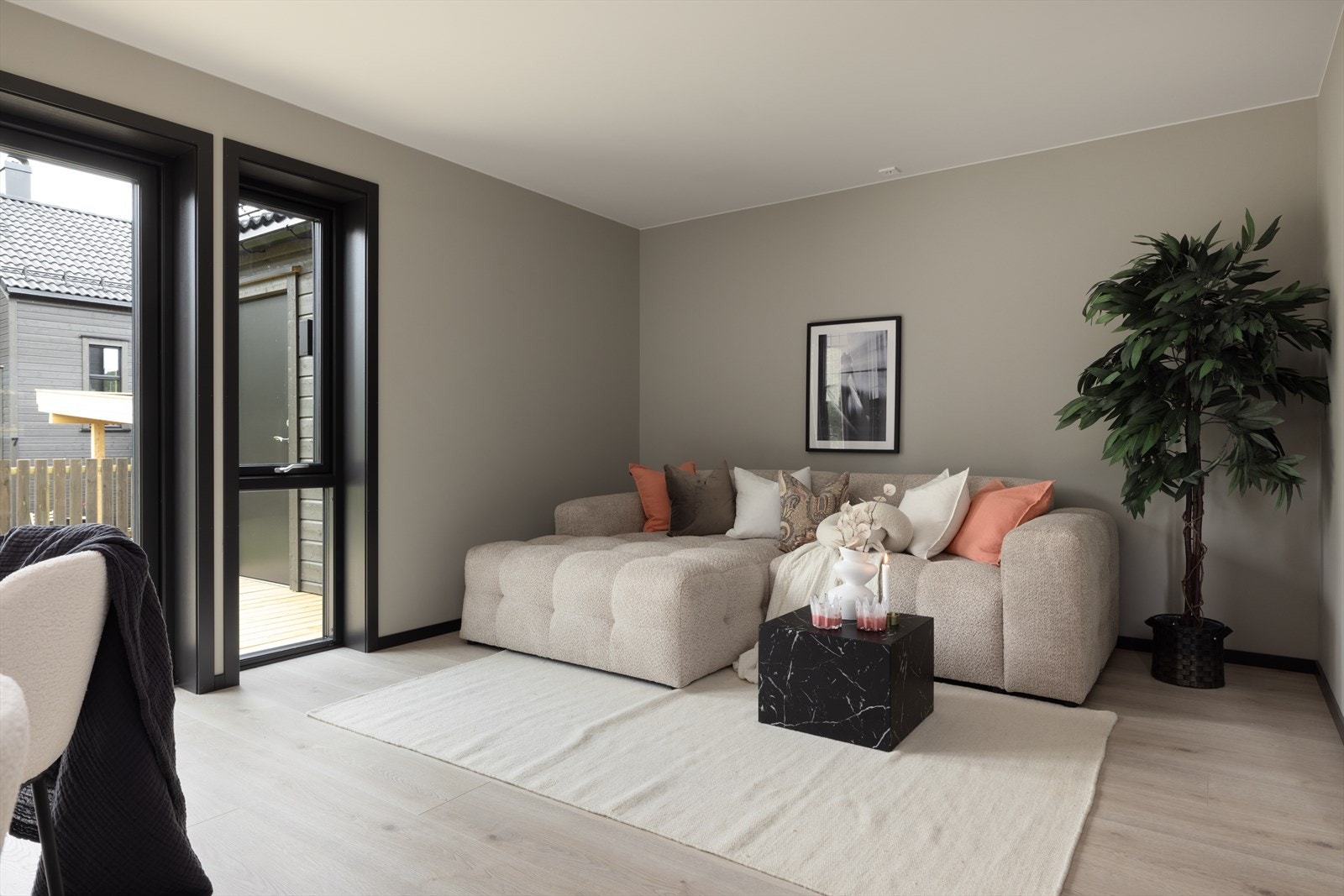 Her er det plass til en stor sofa. Galleribilde