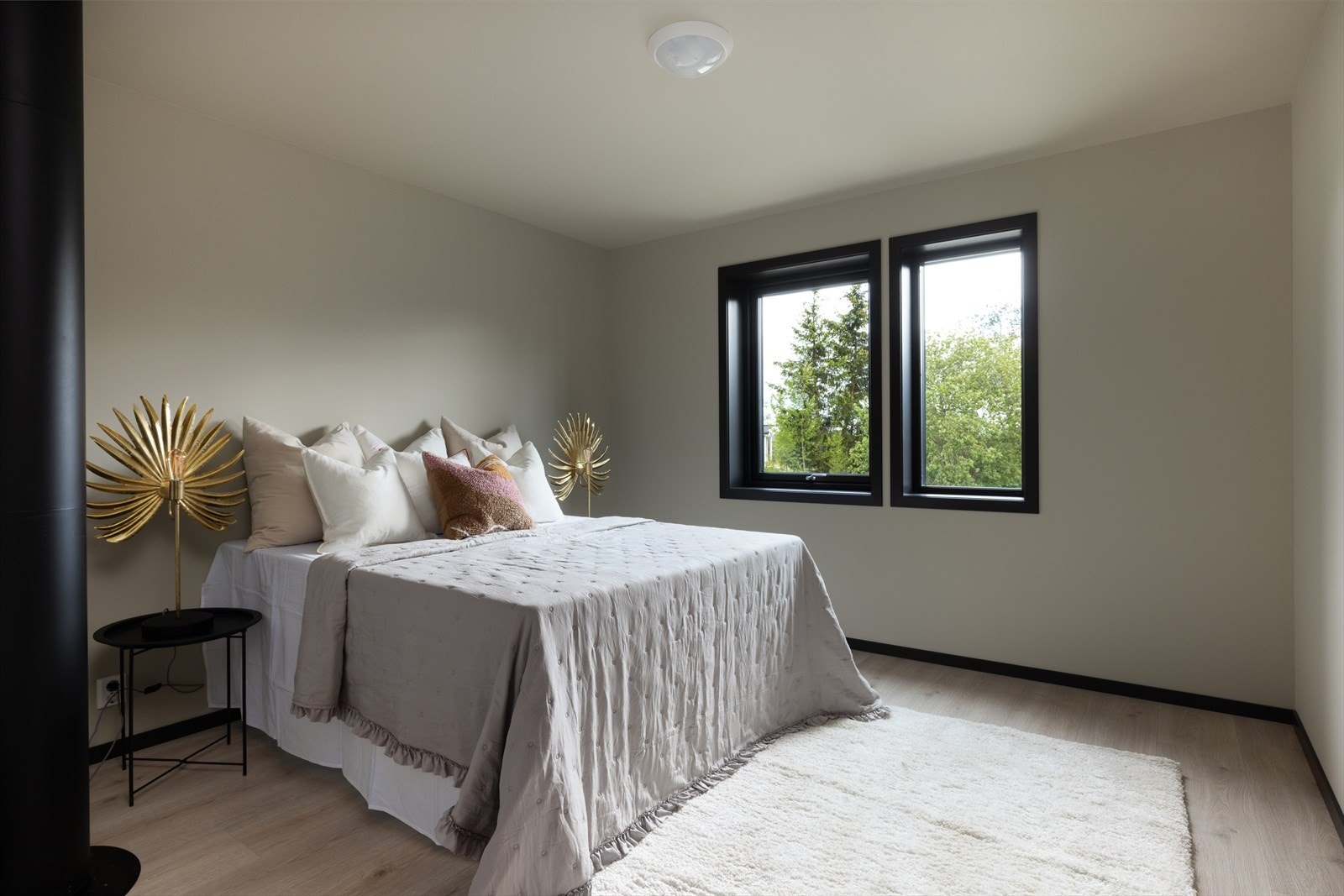 Dette soverommet så er det god plass til dobblet seng og nattbord. Galleribilde