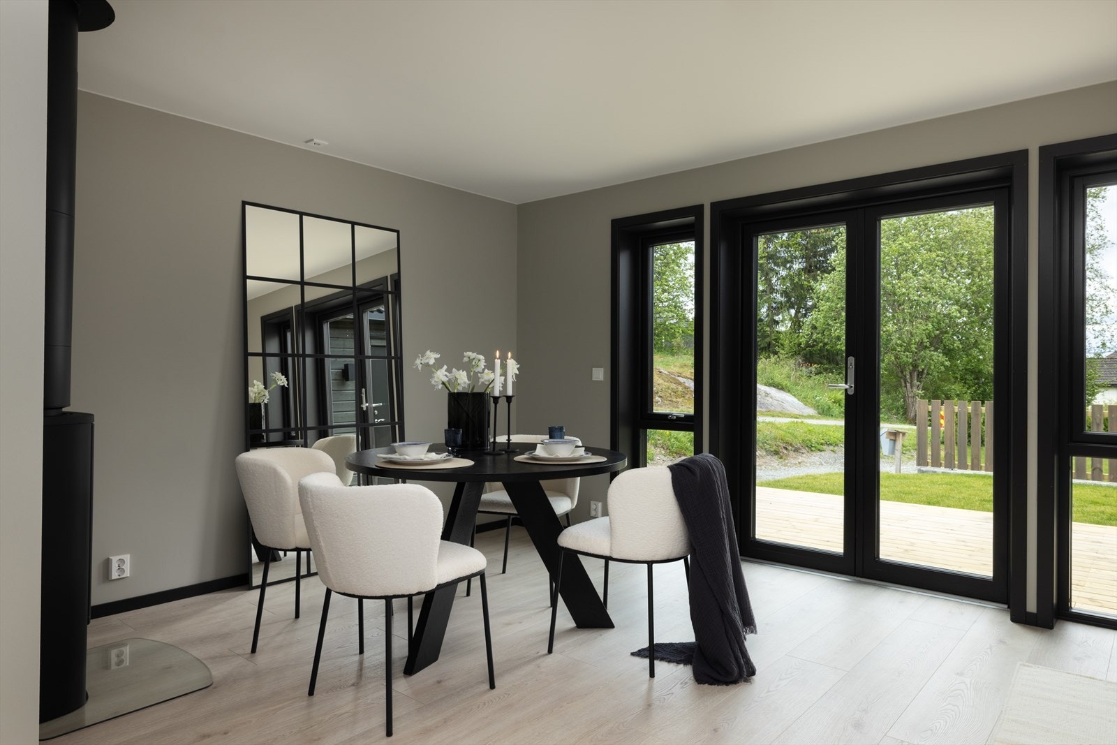 Utgang til terrassen fra stuen. Galleribilde