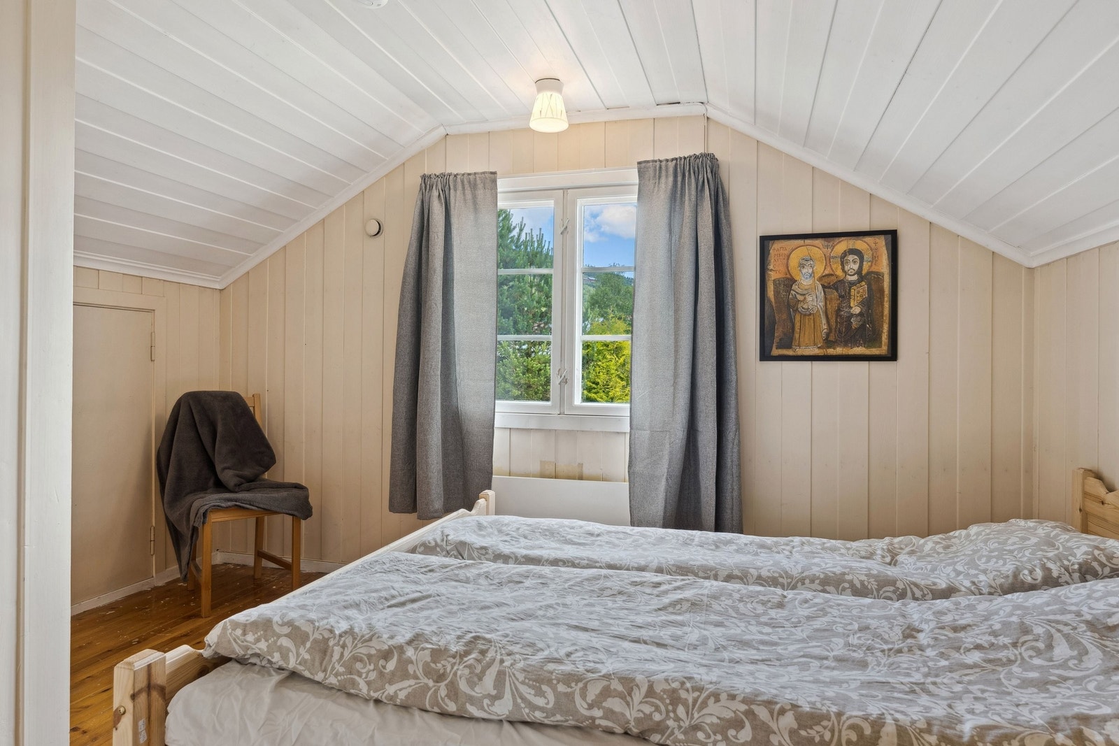 Boligens soverom 2 og 3 ligger i 2.etasje og har sjarmerende skråtak Galleribilde