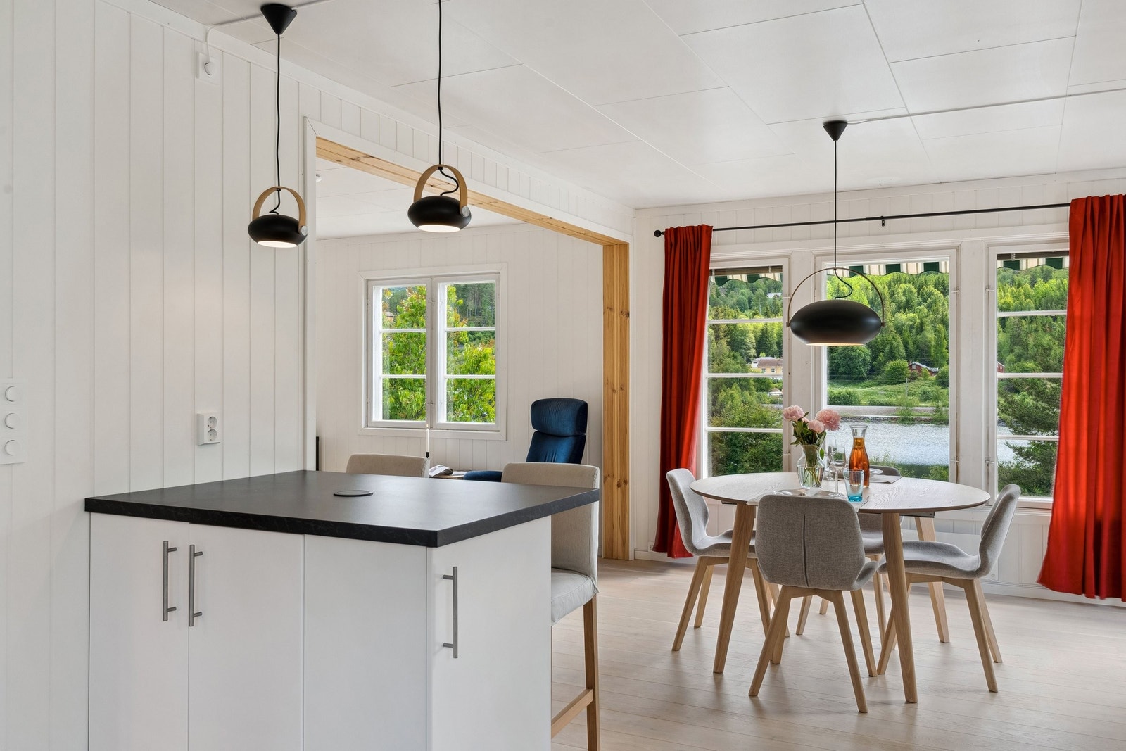 God kontakt mellom kjøkken og spisestue Galleribilde