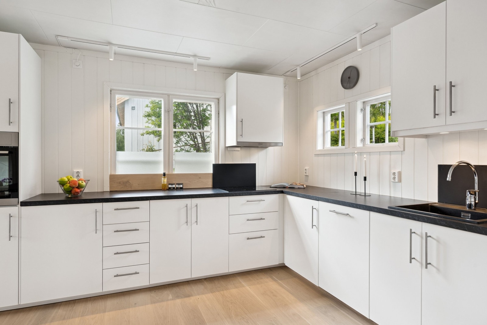 Romslig kjøkkenbenk inviterer til at flere kan lage mat sammen! Galleribilde