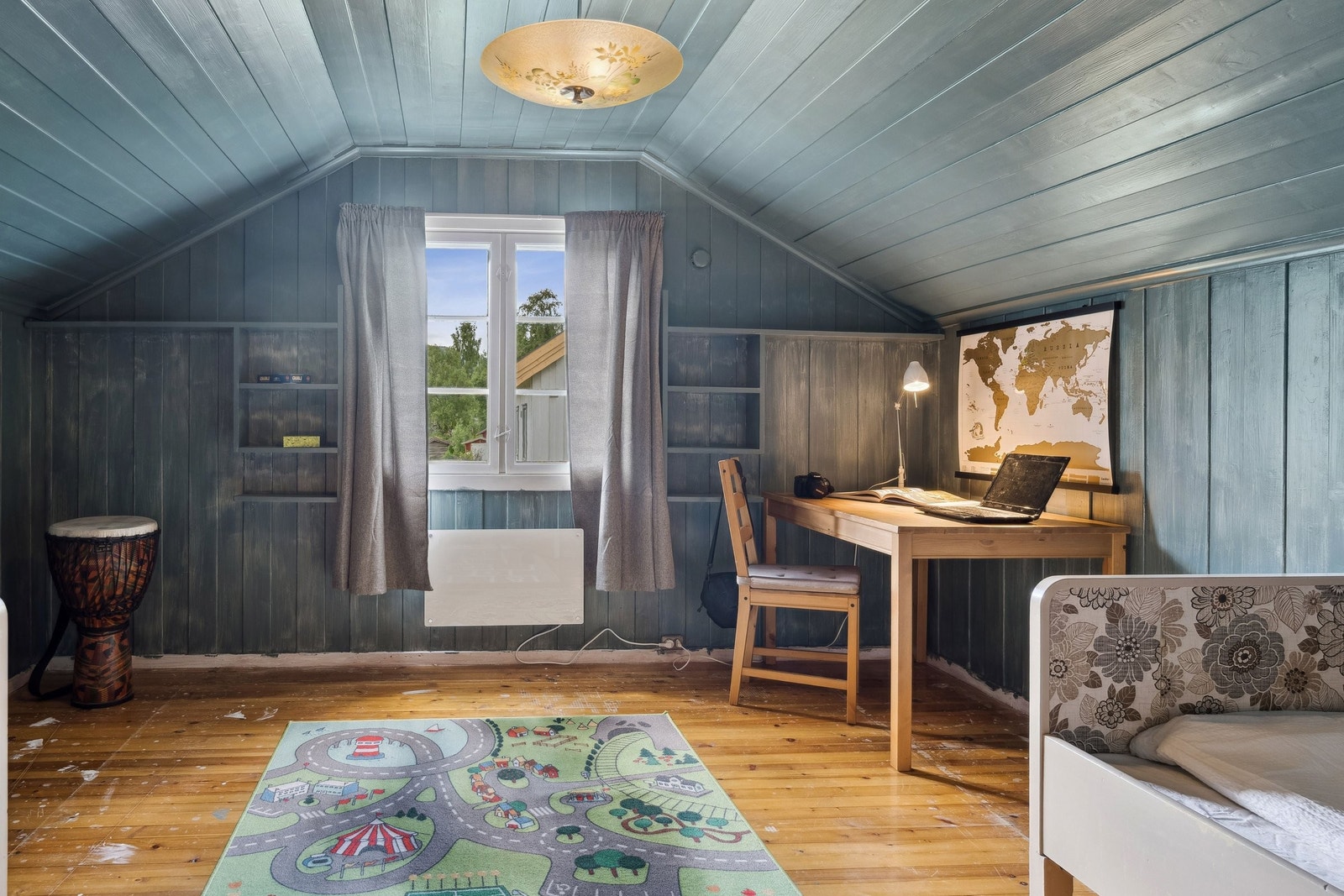 Et romslig soverom 3 med god plass for både hobbyer og stor seng. Galleribilde