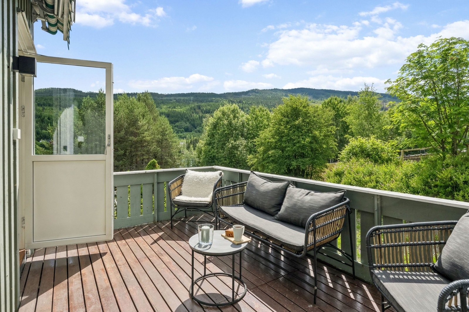 Nyt varme dager på verandaen Galleribilde