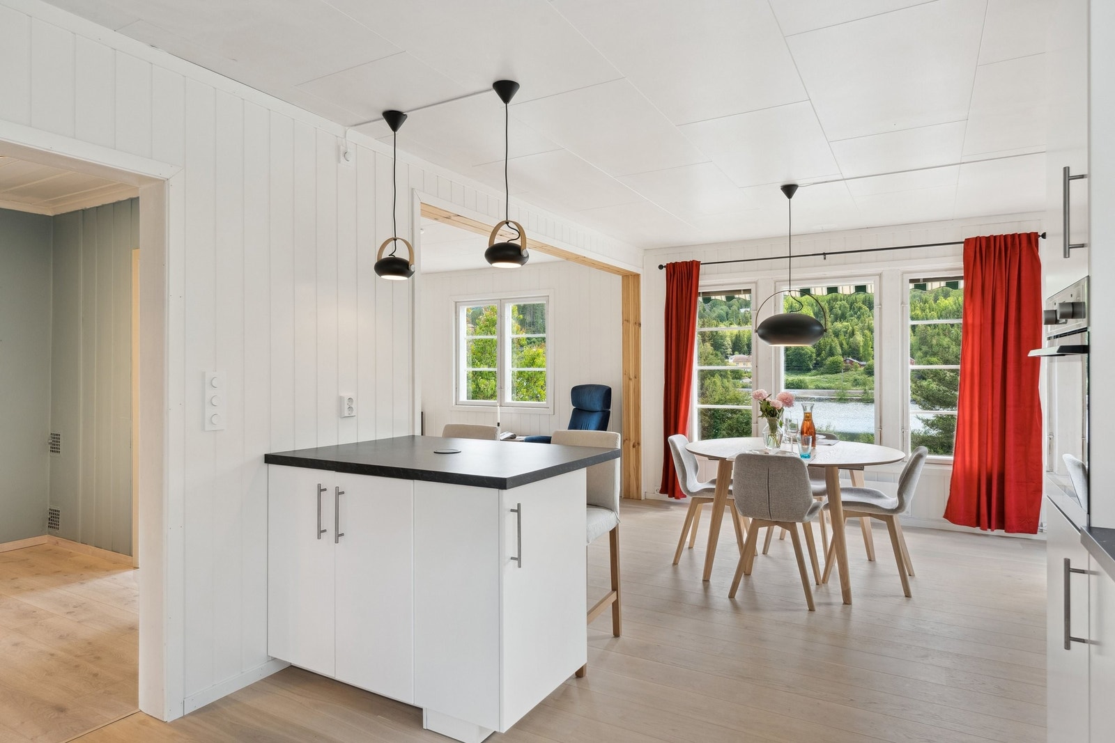 Nyt en god frokost ved kjøkkenøyen som har stikkontakter både på vegg og i en pop-up kontakt Galleribilde