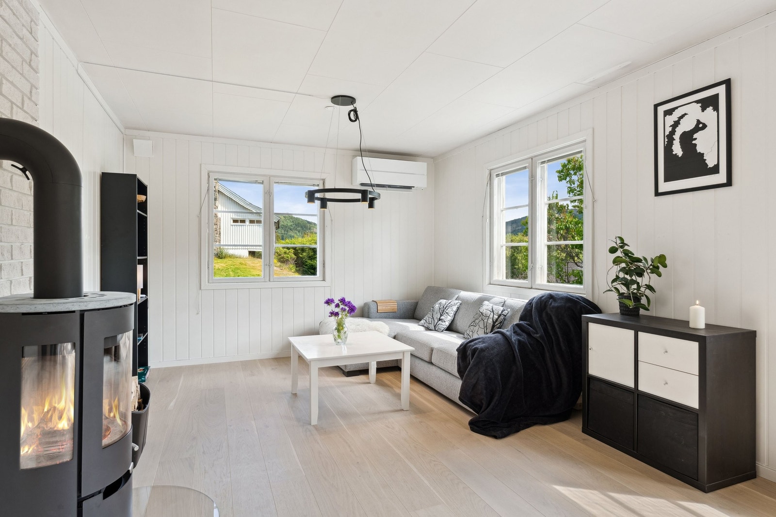 Lunt med både peis og nyere varmepumpe Galleribilde