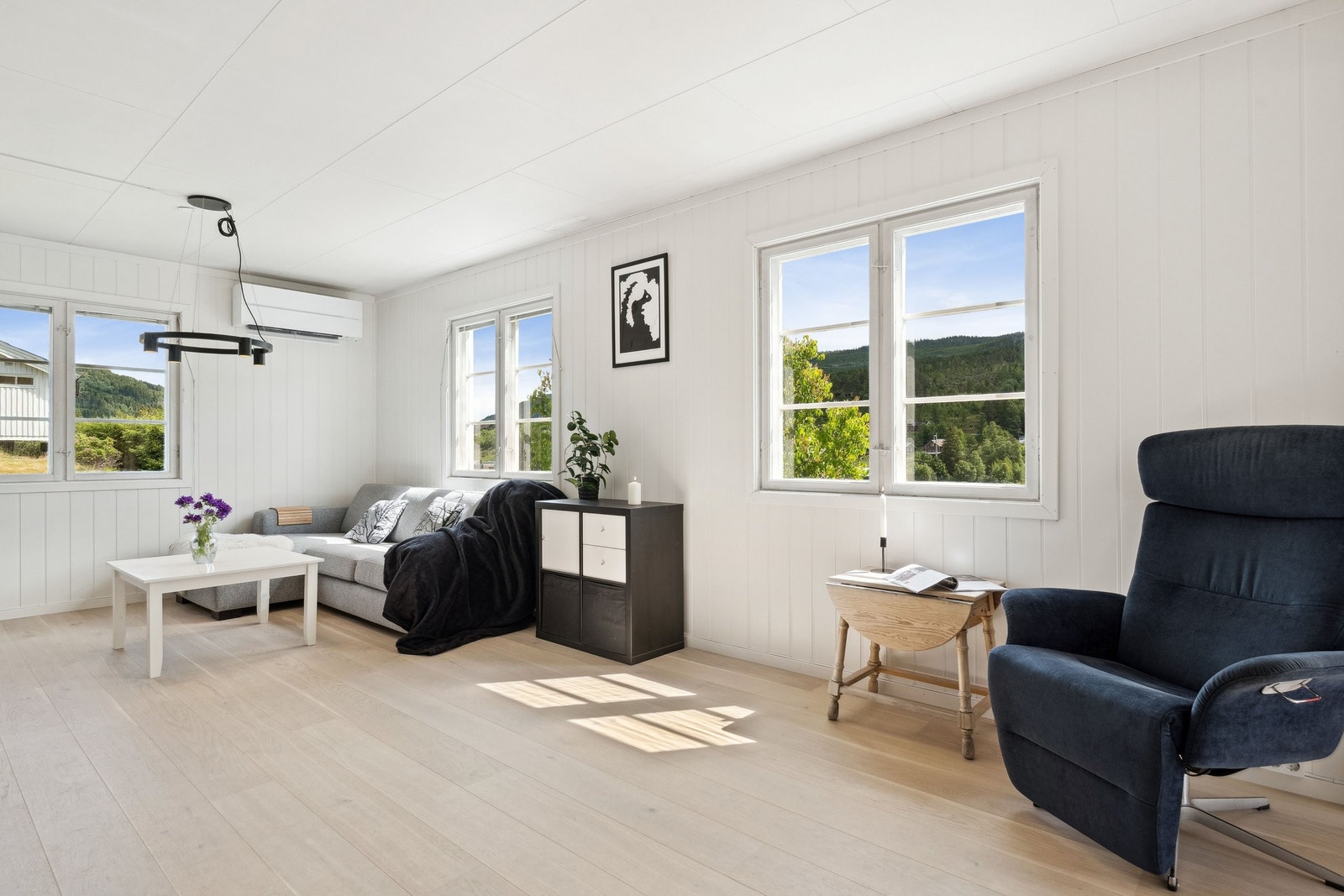 Åpen og lys stue Galleribilde