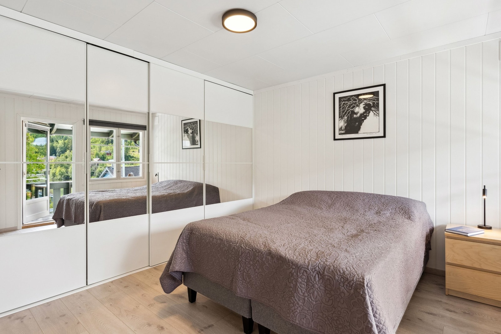 Hovedsoverom med stor skyvedørsgarderobe og utgang til balkong Galleribilde