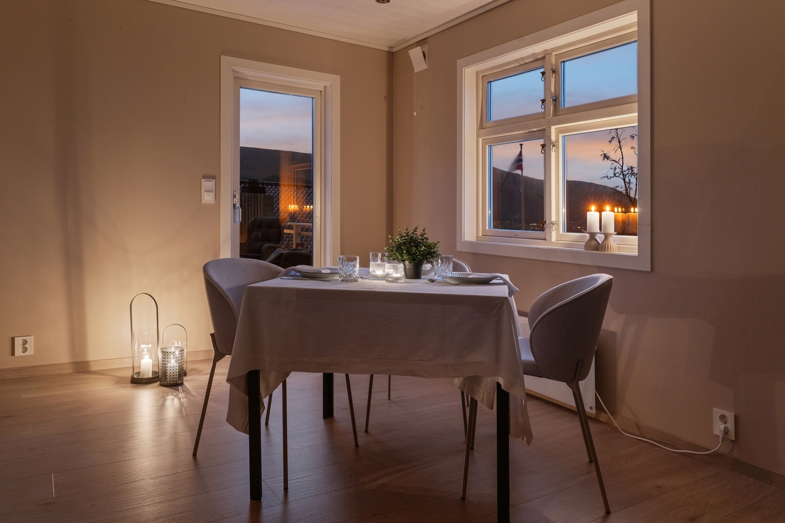 Du får også kveldshimmelen rett inn på kjøkkenet. Galleribilde