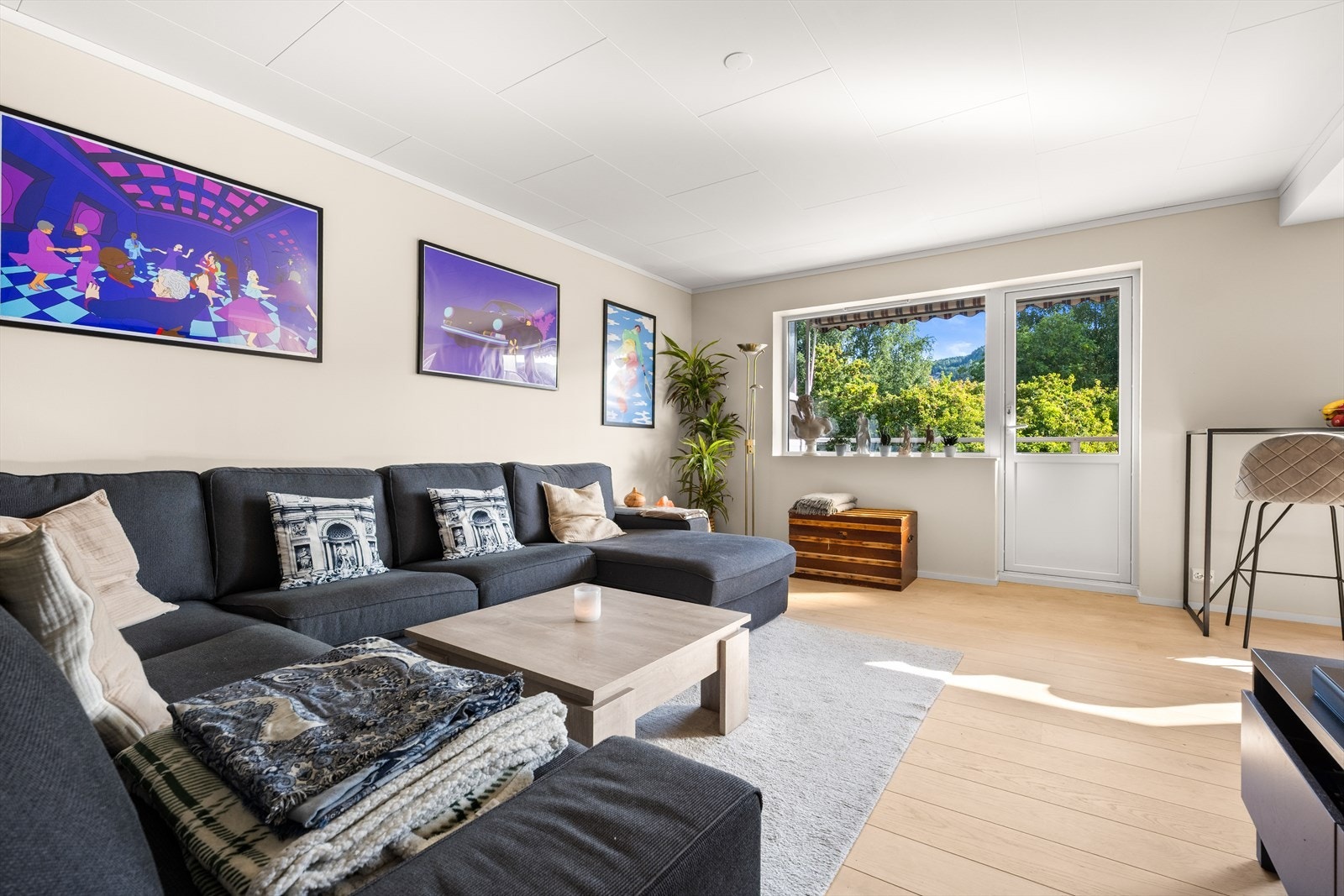 Det er direkte utgang til balkong fra stue Galleribilde