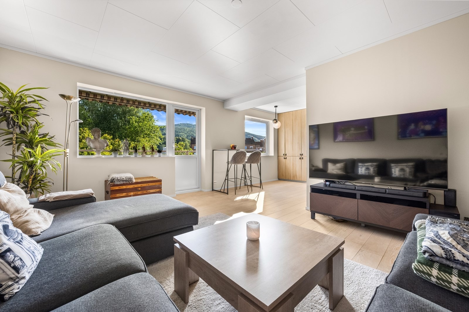 Boligen har en fin beliggenhet med grøntareal i forkant av boligen Galleribilde