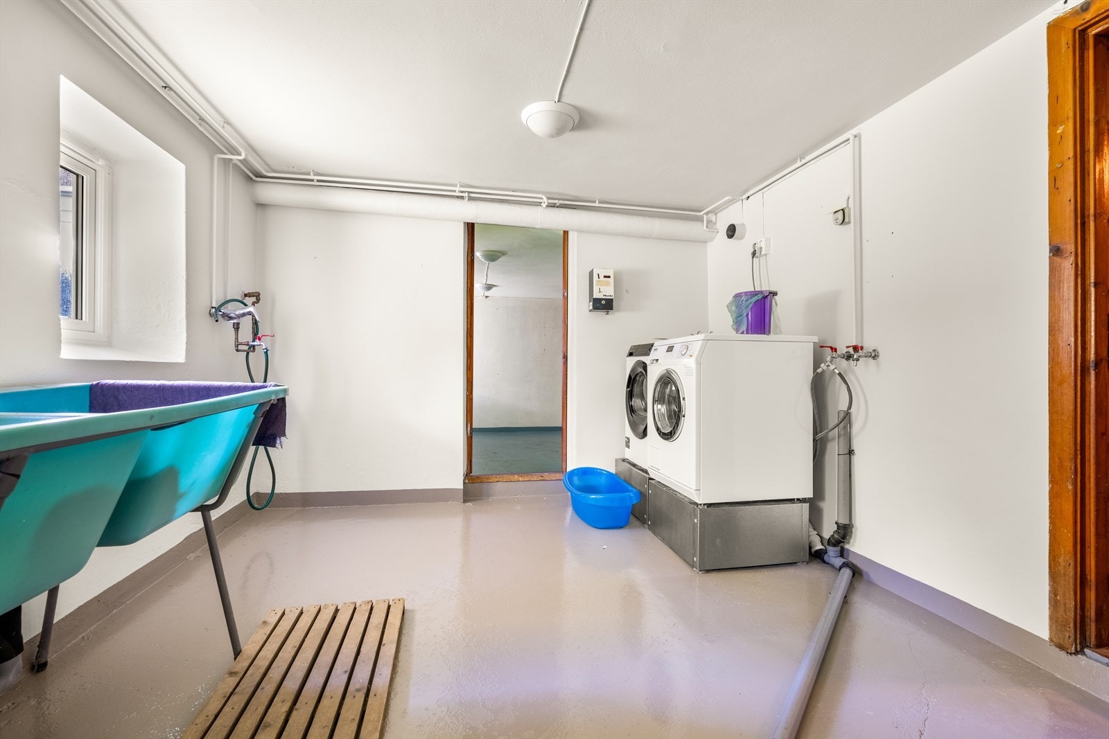 Felles vaskeri i kjeller Galleribilde