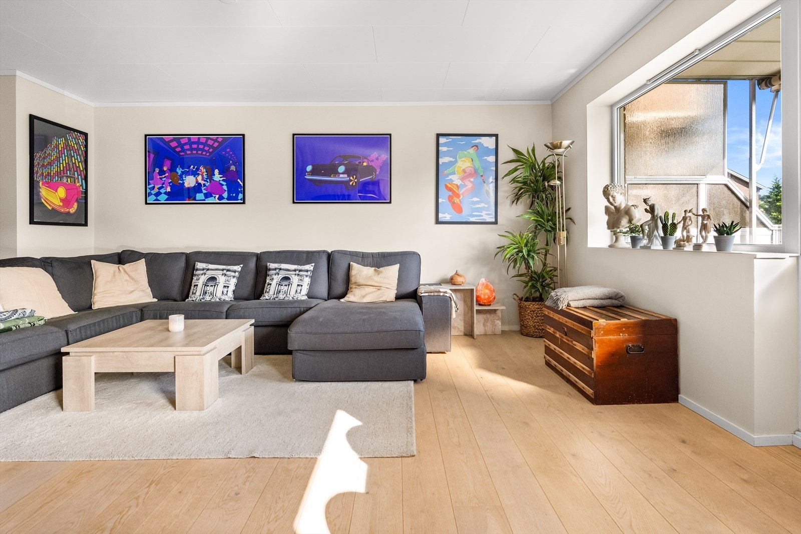 Stuen er lys og har god plass til møblement Galleribilde