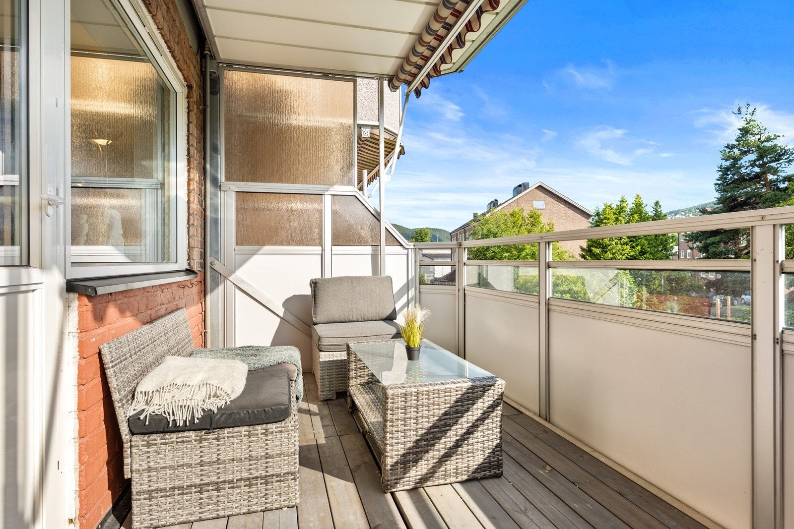 Balkongen har god plass til utemøblement Galleribilde