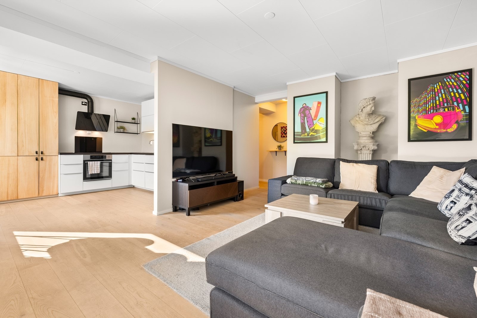 Det er åpen stue- og kjøkkenløsning som gir en luftig romfølelse Galleribilde