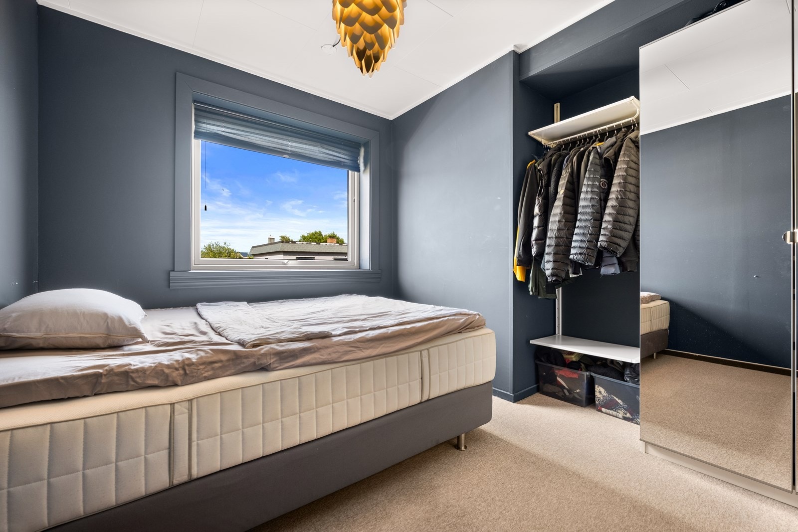 Romslig soverom med vegg-til-vegg teppe Galleribilde