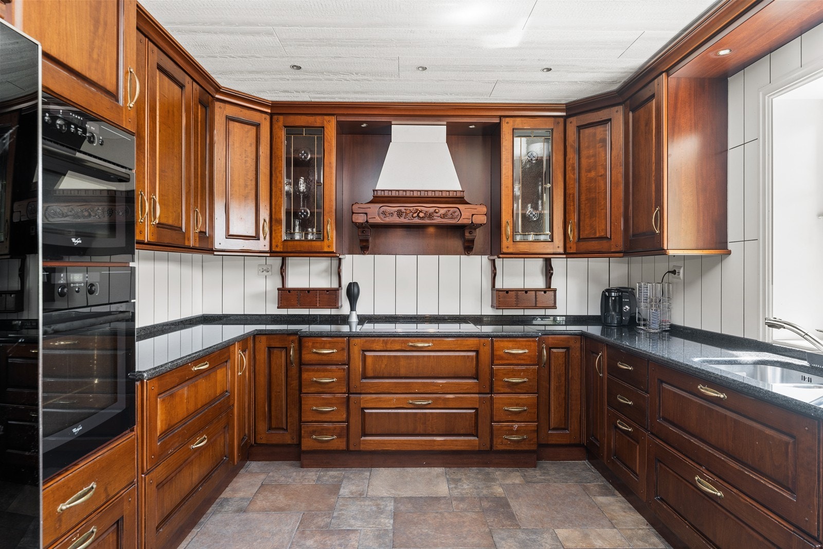 Påkostet innredning i heltre med integrerte hvitevarer. Galleribilde