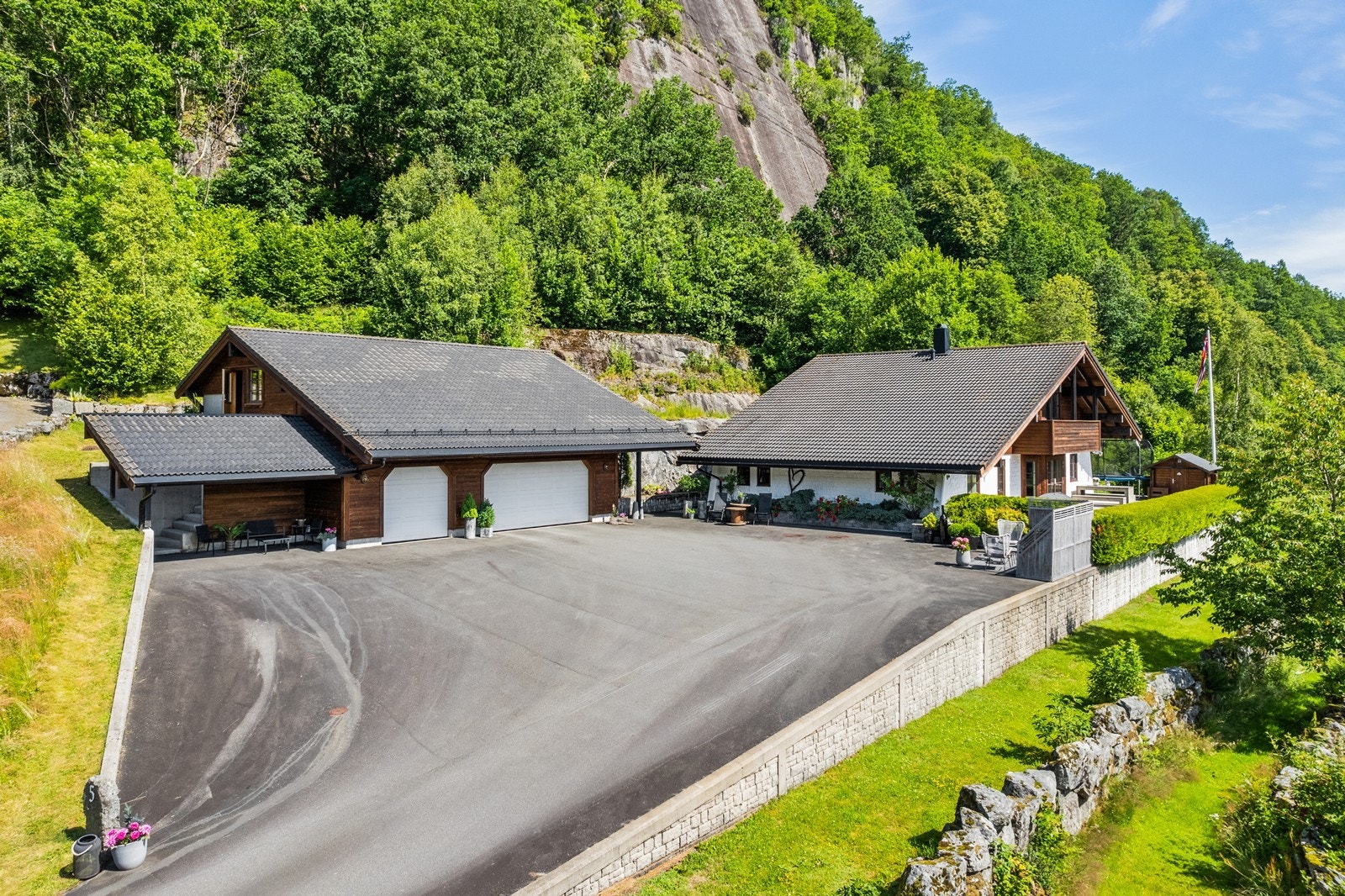 Stort gårdsrom med god plass til parkering. Galleribilde