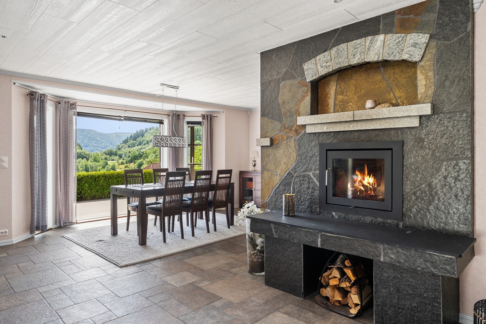 Peis som står sentralt plassert mellom stue, spisestue og kjøkken. Galleribilde