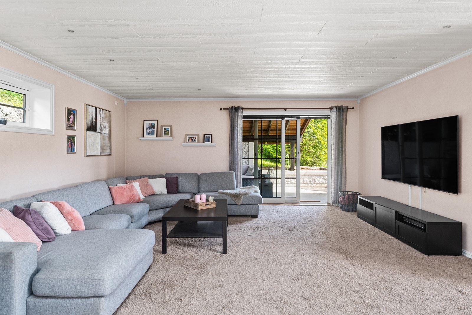 Fra stuen er det utgang til overbygd sommerstue og uteområde. Galleribilde