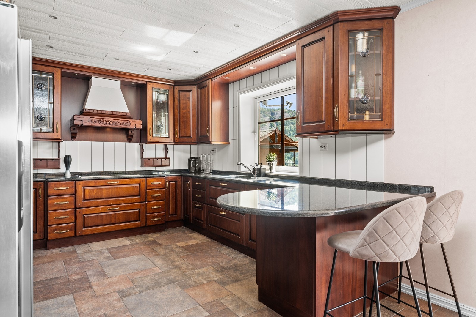 Steinsatt benkeplate. Galleribilde