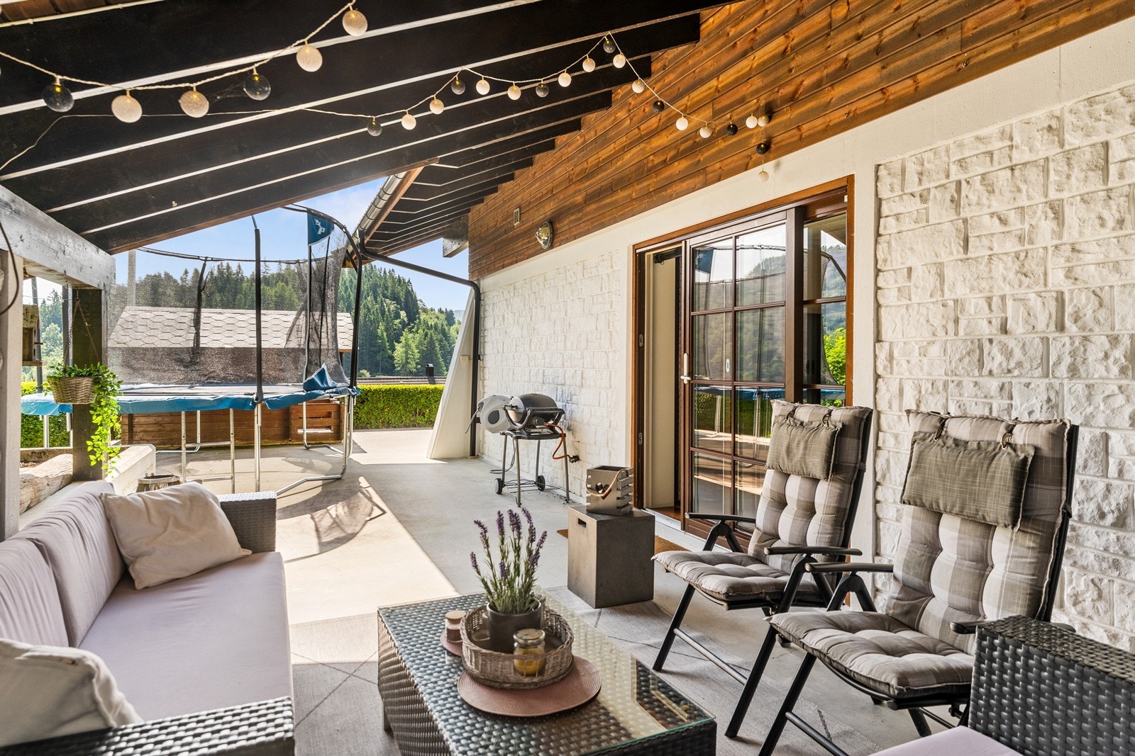 Lun og usjenert sommerstue. Galleribilde